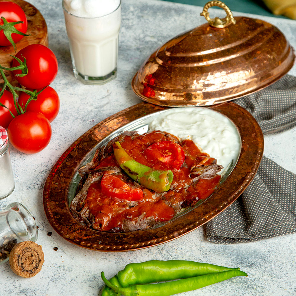 "Entdecken Sie Pul Biber Chiliflocken von Nabali Fairkost, nachhaltig angebaut und direkt aus Tunesien. Mit ihrem intensiven Aroma und der milden Schärfe verfeinern sie eine Vielzahl von Gerichten. Unsere fair gehandelten Gewürze werden in Kooperation mit Roots Natural sorgfältig verarbeitet und bieten höchste Qualität. Perfekt für Fleisch, Gemüse, Suppen und mehr – im praktischen wiederverschließbaren Beutel!"