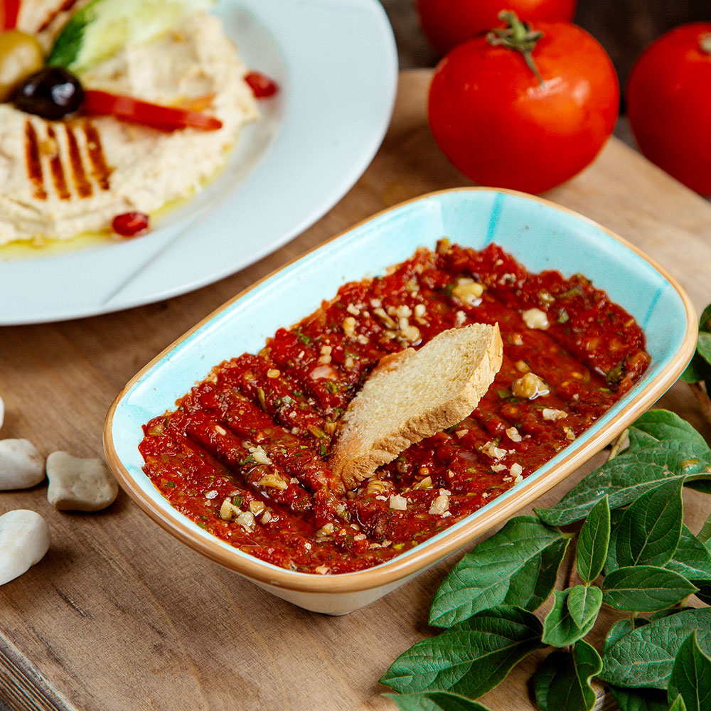 "Entdecken Sie Pul Biber Chiliflocken von Nabali Fairkost, nachhaltig angebaut und direkt aus Tunesien. Mit ihrem intensiven Aroma und der milden Schärfe verfeinern sie eine Vielzahl von Gerichten. Unsere fair gehandelten Gewürze werden in Kooperation mit Roots Natural sorgfältig verarbeitet und bieten höchste Qualität. Perfekt für Fleisch, Gemüse, Suppen und mehr – im praktischen wiederverschließbaren Beutel!"