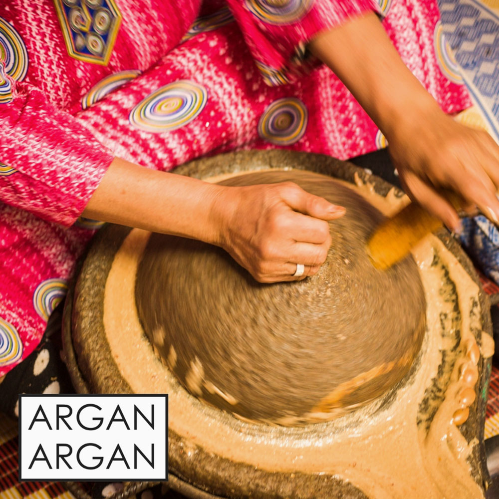 "Entdecken Sie unser hochwertiges Bio-Arganöl, das aus den Nüssen des Arganbaums in Marokko gewonnen wird. Reich an essentiellen Fettsäuren und Antioxidantien, ist dieses natürliche Öl ideal für die Haut- und Haarpflege. Es spendet Feuchtigkeit, fördert die Elastizität der Haut und verleiht dem Haar einen strahlenden Glanz. Nutzen Sie Bio-Arganöl auch in der Küche für ein gesundes Geschmackserlebnis."