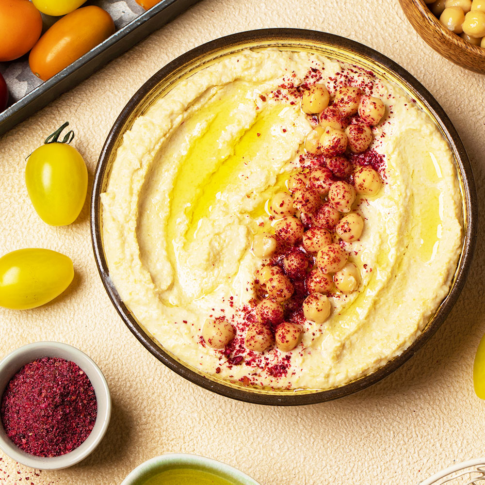 "Entdecken Sie die köstliche Welt des Hummus! Dieser cremige Dip aus Kichererbsen, Tahini und Olivenöl ist nicht nur vielseitig und gesund, sondern auch einfach selbst herzustellen. Perfekt als Brotaufstrich, Dip oder Beilage – Hummus bringt leckeren Geschmack und pflanzliches Protein in Ihre Küche."