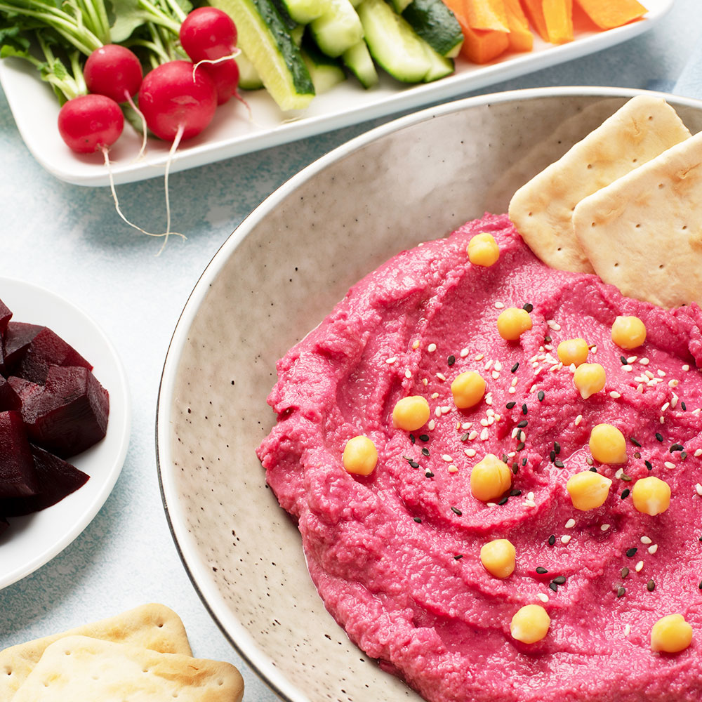 "Entdecken Sie die köstliche Welt des Hummus! Dieser cremige Dip aus Kichererbsen, Tahini und Olivenöl ist nicht nur vielseitig und gesund, sondern auch einfach selbst herzustellen. Perfekt als Brotaufstrich, Dip oder Beilage – Hummus bringt leckeren Geschmack und pflanzliches Protein in Ihre Küche."