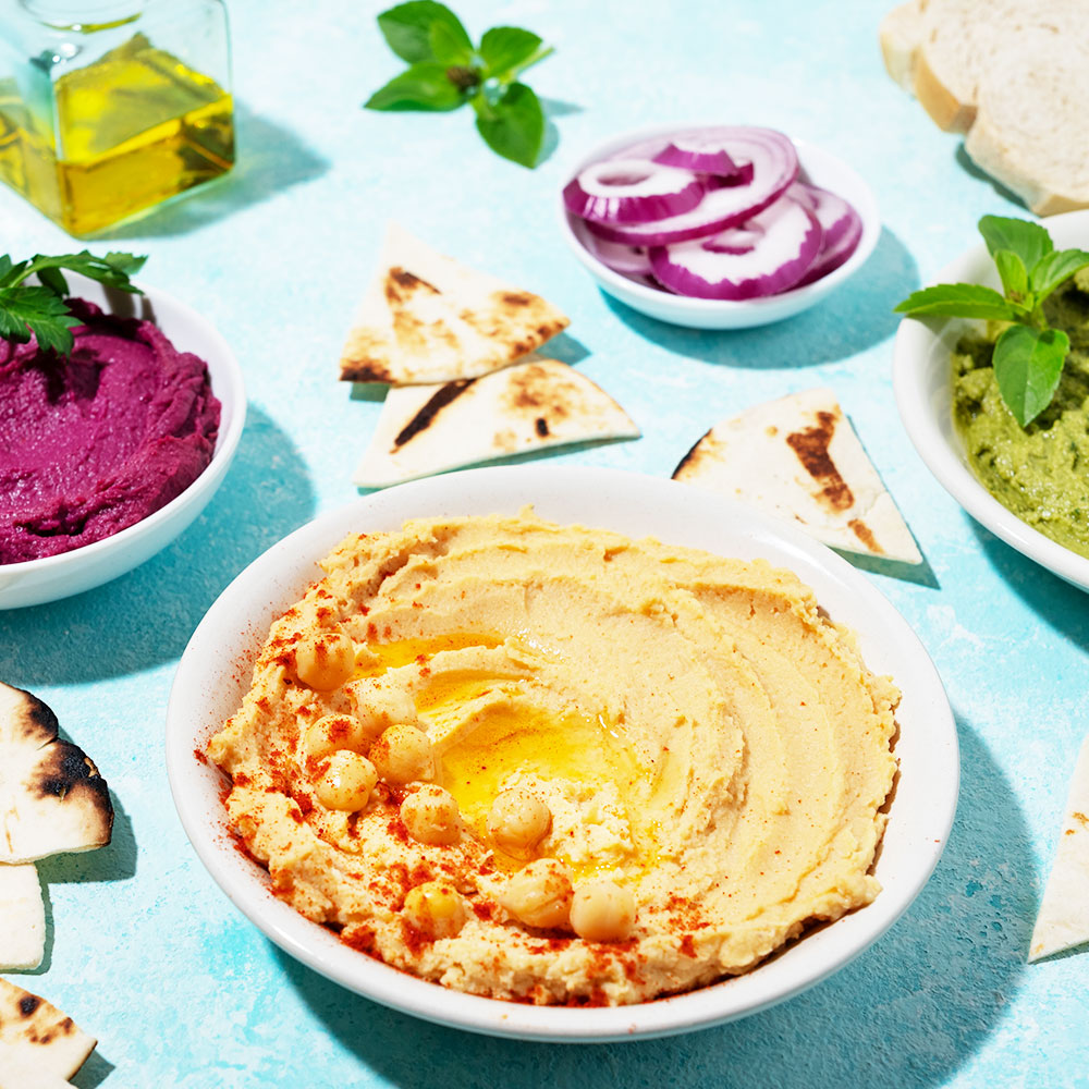Entdecken Sie die köstliche Welt des Hummus! Dieser cremige Dip aus Kichererbsen, Tahini und Olivenöl ist nicht nur vielseitig und gesund, sondern auch einfach selbst herzustellen. Perfekt als Brotaufstrich, Dip oder Beilage – Hummus bringt leckeren Geschmack und pflanzliches Protein in Ihre Küche.
