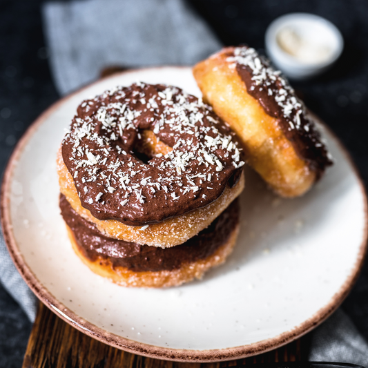 Lust auf köstliche Schokoladen-Donuts? Entdecke ein einfaches Rezept für fluffige Donuts mit zarter Schokoladenglasur – perfekt zum Naschen und Genießen!