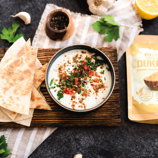 Dukkah ist eine knusprige, aromatische Nuss-Gewürzmischung aus Ägypten, die perfekt als Dip oder Topping für Brot, Salate und Gerichte verwendet wird. Mit ihren intensiven Aromen bringt Dukkah orientalisches Flair in Ihre Küche!
