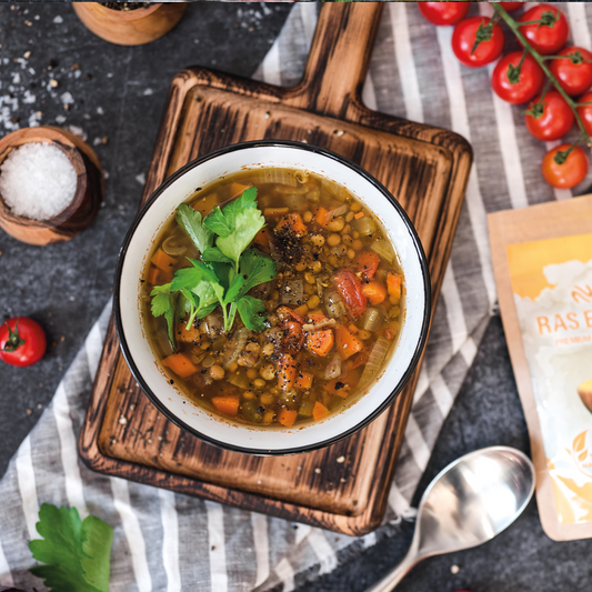Ras el Hanout ist eine aromatische Gewürzmischung aus der nordafrikanischen Küche. Mit intensiven, exotischen Aromen verleiht es Fleischgerichten, Eintöpfen und Gemüse eine besondere Würze. Perfekt für authentische und vielfältige Geschmackserlebnisse