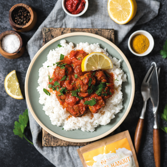 Ras el Hanout ist eine aromatische Gewürzmischung aus der nordafrikanischen Küche. Mit intensiven, exotischen Aromen verleiht es Fleischgerichten, Eintöpfen und Gemüse eine besondere Würze. Perfekt für authentische und vielfältige Geschmackserlebnisse!