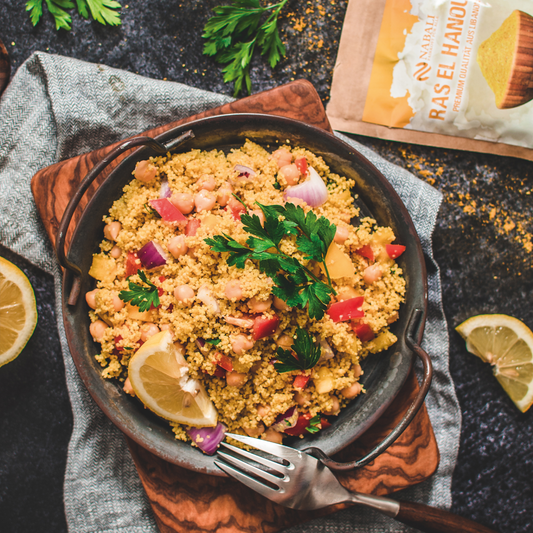 Ras el Hanout ist eine aromatische Gewürzmischung aus der nordafrikanischen Küche. Mit intensiven, exotischen Aromen verleiht es Fleischgerichten, Eintöpfen und Gemüse eine besondere Würze. Perfekt für authentische und vielfältige Geschmackserlebnisse!