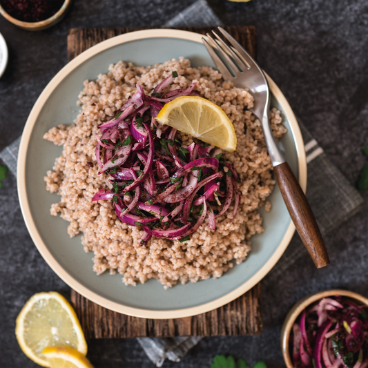 Sumach, ein fruchtig-säuerliches Gewürz, und Maftoul, die traditionelle Variante von Couscous, verleihen orientalischen Gerichten eine besondere Note. Ideal für authentische, mediterrane Rezepte mit intensiven Aromen und einzigartigem Geschmack!