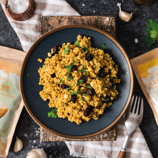 Entdecken Sie die Welt der nordafrikanischen Küche mit Ras el Hanout, einer aromatischen Gewürzmischung, und Maftoul, der traditionellen Couscous-Variante. Perfekt für exotische Gerichte voller Geschmack und Vielfalt!