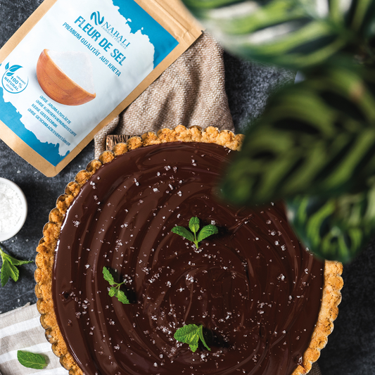 Feinste, handgeschöpfte Meersalzflocken für Gourmets. Verleiht Ihren Gerichten eine milde, knusprige Textur und hebt den natürlichen Geschmack hervor. Ideal zum Verfeinern von Fleisch, Fisch, Gemüse und Desserts."