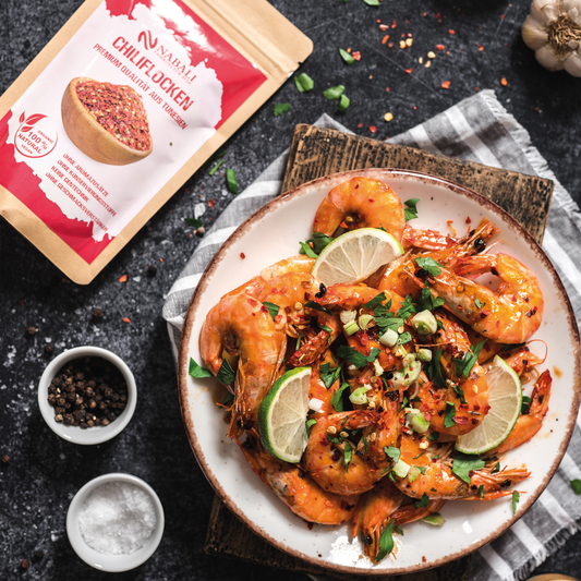 Aromatisch-scharfe Chiliflocken für intensive Würze in Ihren Gerichten. Ideal zum Verfeinern von Suppen, Saucen, Pasta und Grillgerichten. Reich an Capsaicin, verleihen sie Ihren Speisen eine pikante Note und fördern den Stoffwechsel.
