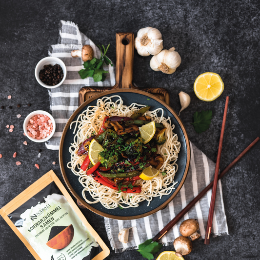 Reich an Antioxidantien und ätherischen Ölen, unterstützen Schwarzkümmelsamen das Immunsystem, fördern die Verdauung und wirken entzündungshemmend. Ideal als vielseitiges Superfood in der Küche und für die natürliche Gesundheitspflege."