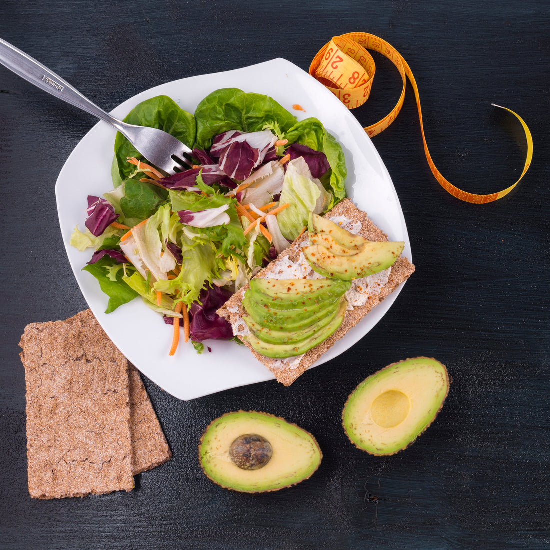 Medjoul Dattel Avocado Salat mit Granatapfel, Pecanüssen und Zaatar