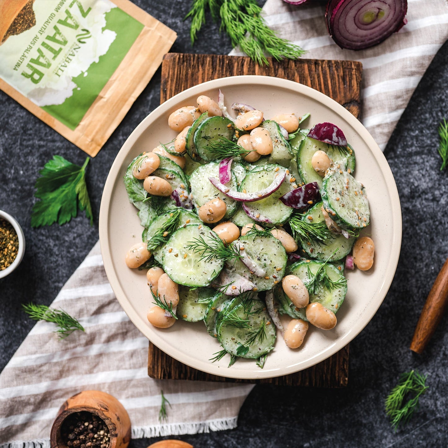 "Entdecken Sie Zaatar, die aromatische Gewürzmischung aus dem Nahen Osten. Mit einer Mischung aus Thymian, Oregano, Sesam und Sumach verleiht Zaatar Ihren Gerichten eine köstliche, herzhafte Note. Ideal für Marinaden, Dips oder zum Würzen von Fleisch und Gemüse – ein Must-Have für jeden Gourmet!\t"