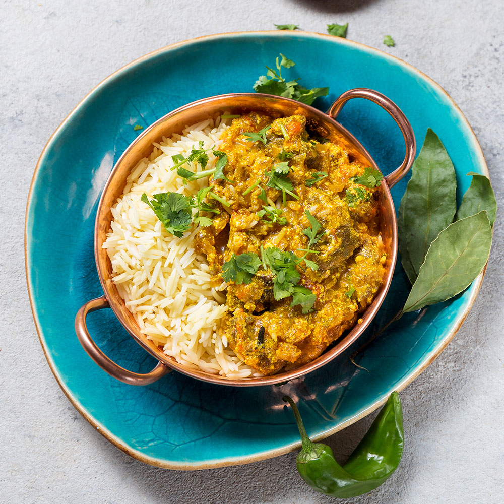 "Entdecken Sie unser fair gehandeltes Curry Madrassa Gewürz aus Nordafrika! Diese aromatische Mischung aus hochwertigen Gewürzen verleiht Ihren Gerichten eine exquisite Tiefe und Geschmack. Ideal für Currys, Eintöpfe und Reisgerichte. Genießen Sie mit unserem Rezept für Kichererbsen-Curry eine köstliche, würzige Mahlzeit. In einer praktischen Aroma-Dose verpackt, bleibt die Frische der Gewürze erhalten. Erleben Sie den Geschmack der Tradition und unterstützen Sie nachhaltige Landwirtschaft!\t"