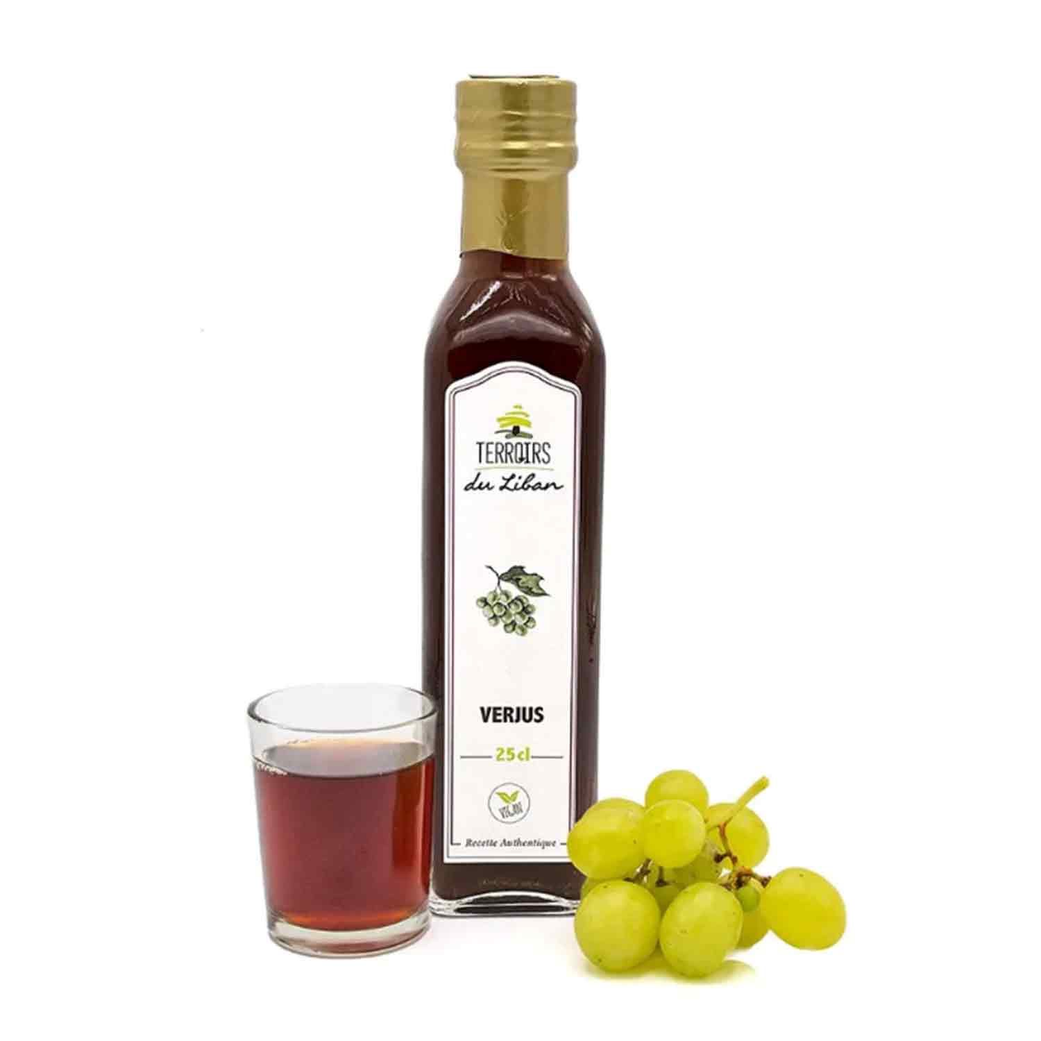 "Eine Flasche, 25cl, mit goldenem Verschluss, neben einem Glas Traubensaft und frischen grünen Trauben\t\t"