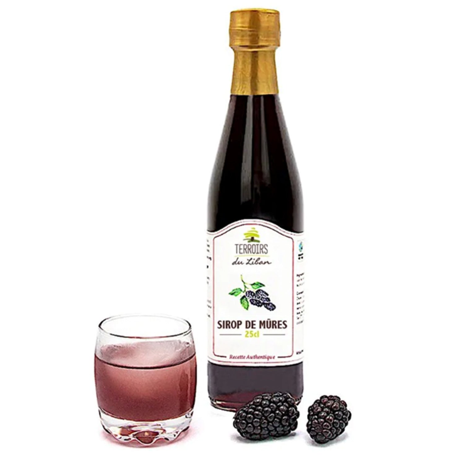 "Eine Flasche Brombeersirup, 25cl, mit goldenem Verschluss, neben einem Glas Sirup und frischen Brombeeren.\t"