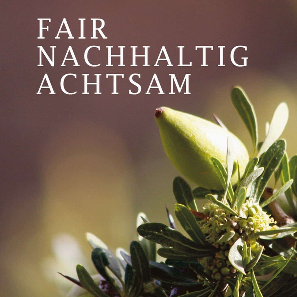 "Entdecken Sie unser hochwertiges Bio-Arganöl, das aus den Nüssen des Arganbaums in Marokko gewonnen wird. Reich an essentiellen Fettsäuren und Antioxidantien, ist dieses natürliche Öl ideal für die Haut- und Haarpflege. Es spendet Feuchtigkeit, fördert die Elastizität der Haut und verleiht dem Haar einen strahlenden Glanz. Nutzen Sie Bio-Arganöl auch in der Küche für ein gesundes Geschmackserlebnis."