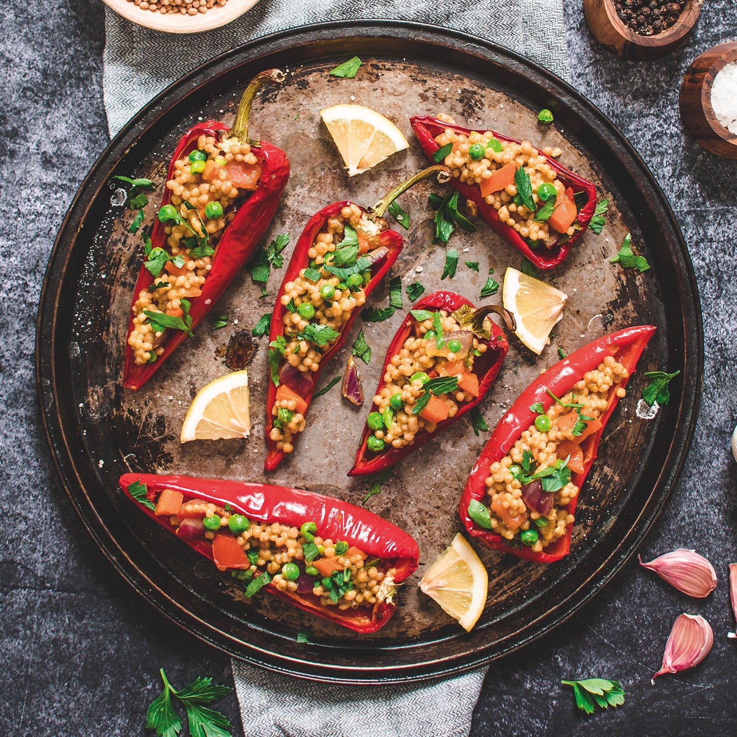 "Entdecke köstliche Maftoul-gefüllte Paprika! Dieses aromatische Rezept kombiniert herzhafte Paprika mit würzigem Maftoul – perfekt als gesundes und sättigendes Hauptgericht."