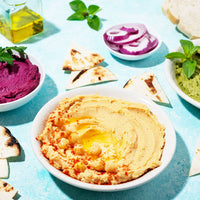 Entdecken Sie die köstliche Welt des Hummus! Dieser cremige Dip aus Kichererbsen, Tahini und Olivenöl ist nicht nur vielseitig und gesund, sondern auch einfach selbst herzustellen. Perfekt als Brotaufstrich, Dip oder Beilage – Hummus bringt leckeren Geschmack und pflanzliches Protein in Ihre Küche.