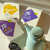 Conflictfood Tee-Geschenkset neben einer Teekanne