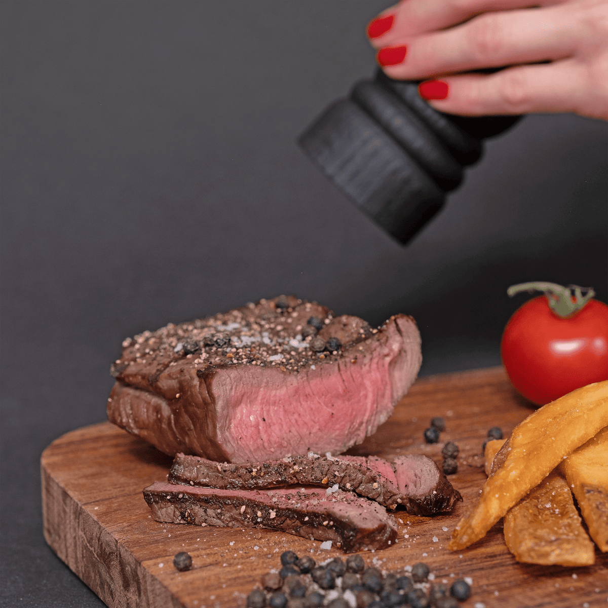 Frisch gemahlener Kampot-Pfeffer auf einem Steak