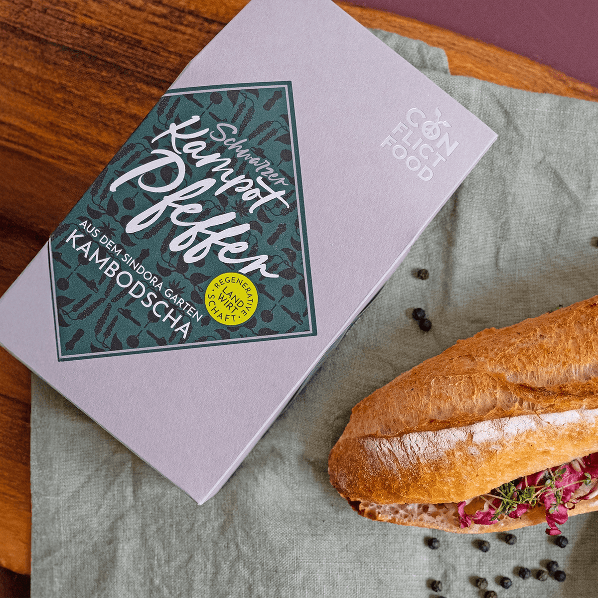 Conflictfood Päckchen mit schwarzem Kampot-Pfeffer und Sandwich